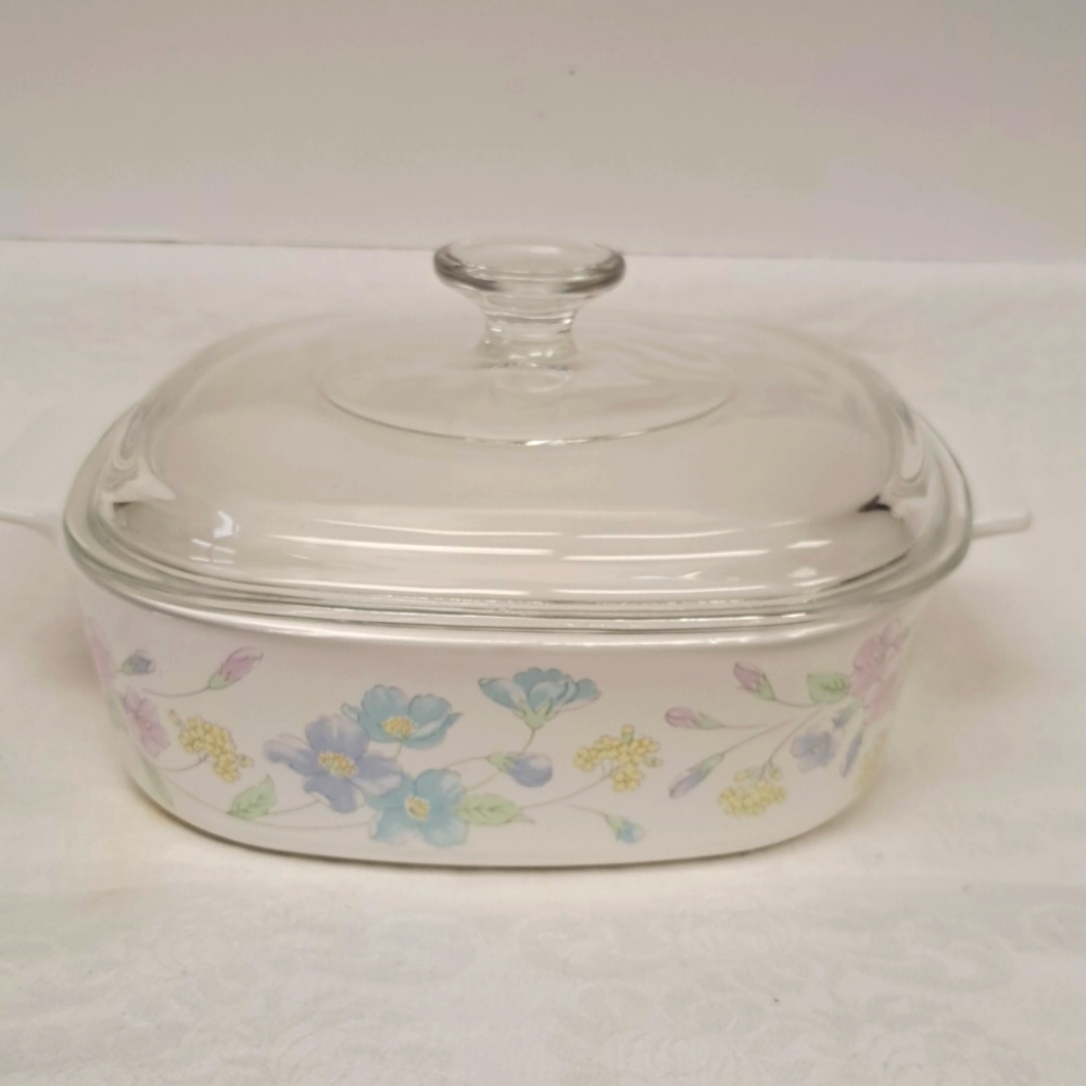 Vintage CORNINGWARE "Spring Bouquet " casserole dish with lid